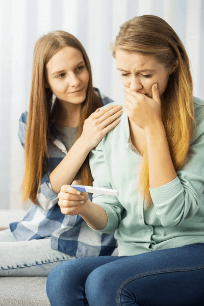Donna preoccupata dopo test di gravidanza positivo nonostante il contraccettivo permanente, Pommenor