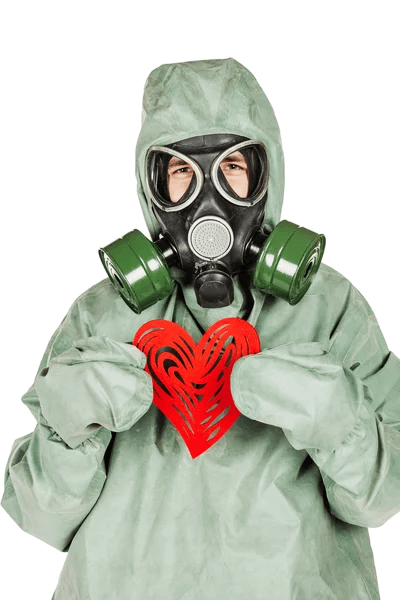 Persona in tuta protettiva che indossa una maschera antigas mentre tiene un cuore rosso, simbolo dell'amore tossico.
