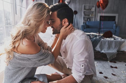 Un dettaglio intimo e soffuso in una camera da letto luxury che evoca il concetto di porn maxxing e la tensione psicologica di coppia.