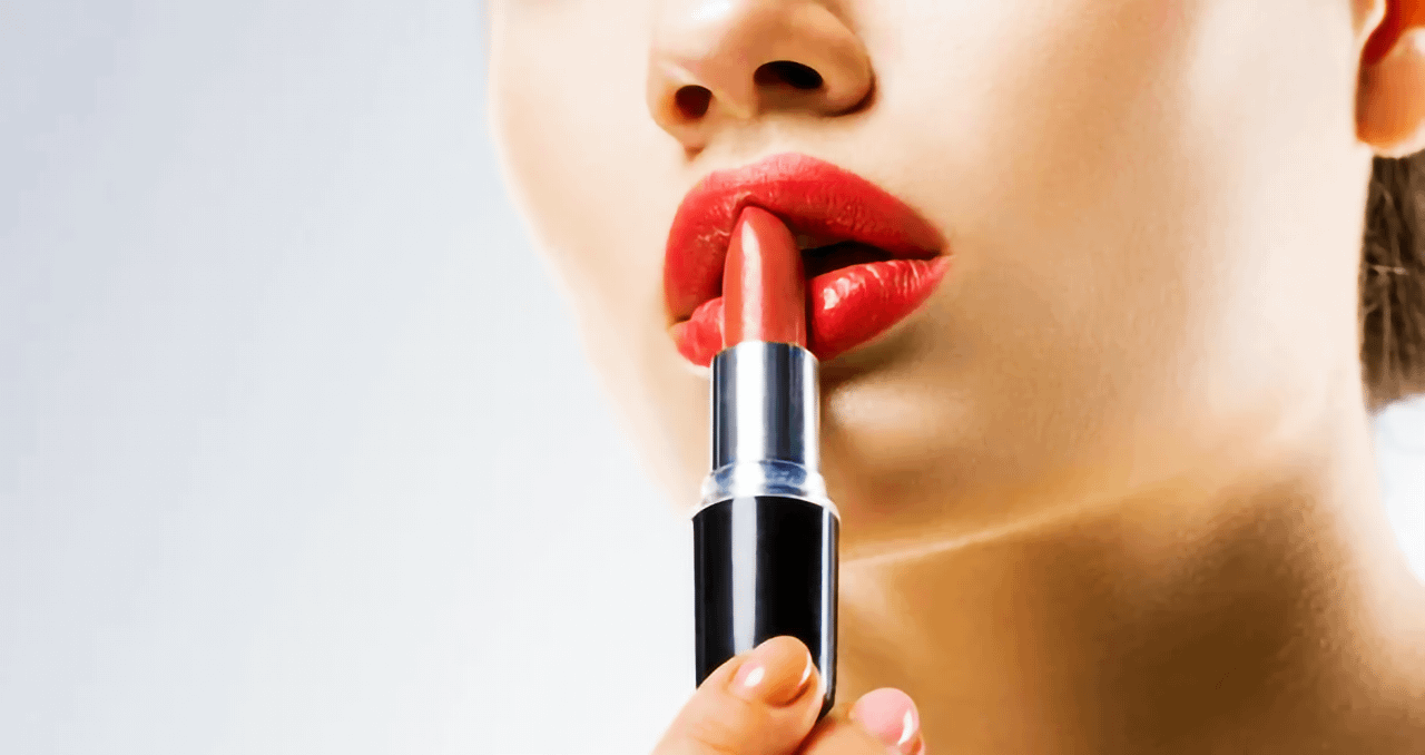 pommenor Applicazione di rossetto con cosmetici di lusso per un look sofisticato