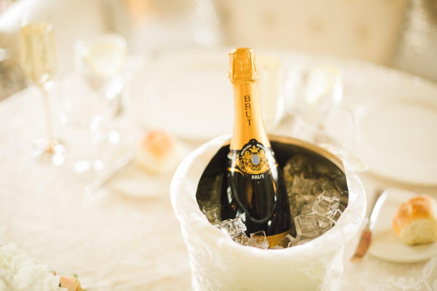 Bottiglia di champagne su tavolo raffinato, simbolo dell’eleganza e dello stile delle escort di lusso Milano secondo Pommenor.
