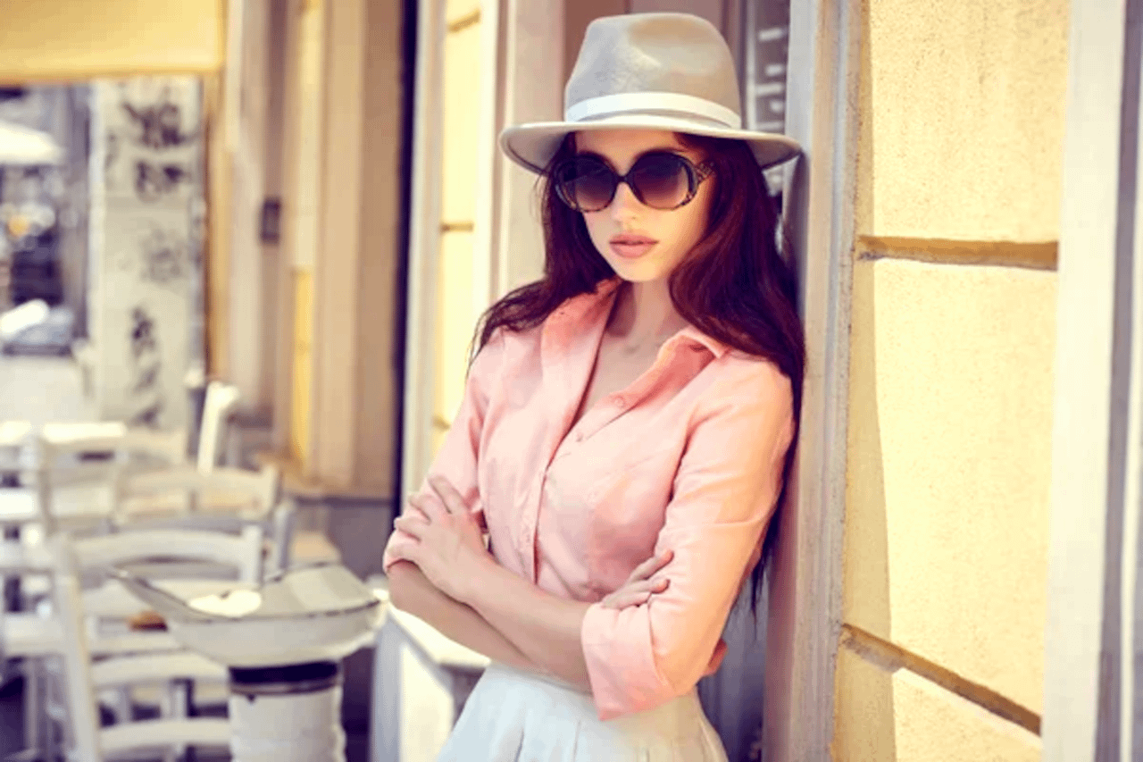 Donna elegante italiana con cappello e occhiali da sole, esempio di italiani più eleganti del mondo - Pommenor