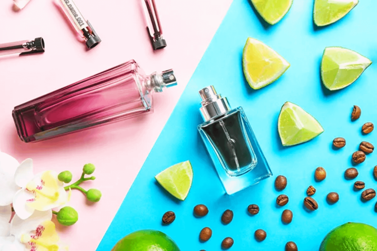 Bottiglie di profumi esperidati con lime e chicchi di caffè, ideale per la stagione fredda. Pommenor.