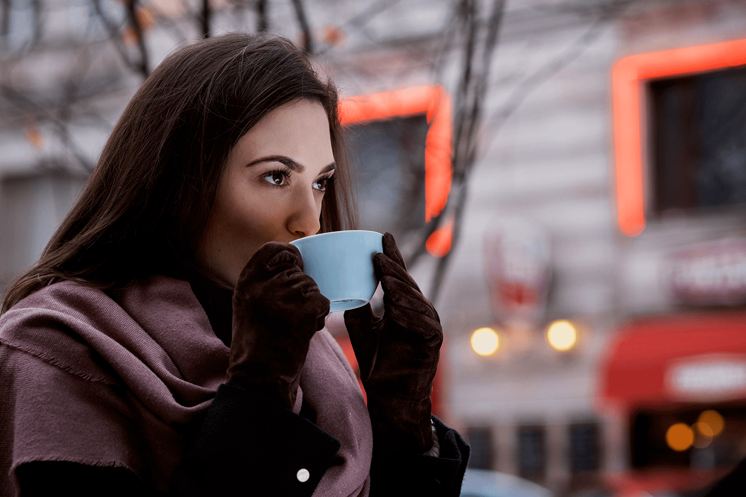 Donna che sorseggia una bevanda calda all'aperto durante l'influenza australiana.Donna che sorseggia una bevanda calda all'aperto durante l'influenza australiana.