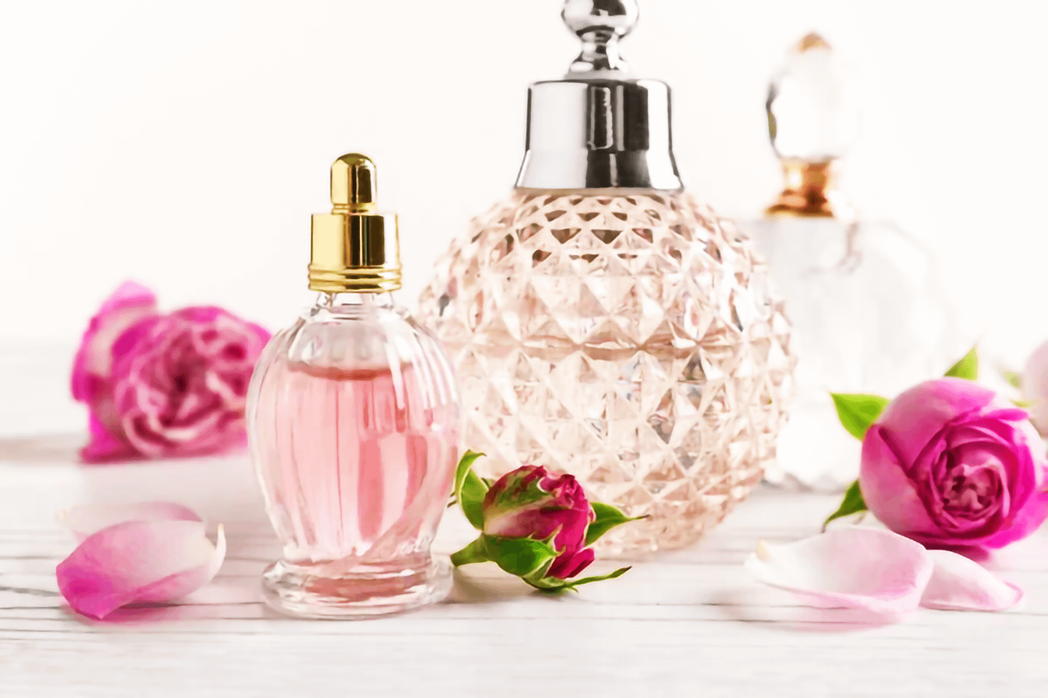 Bottiglia di profumo elegante che rappresenta i profumi femminili luxury