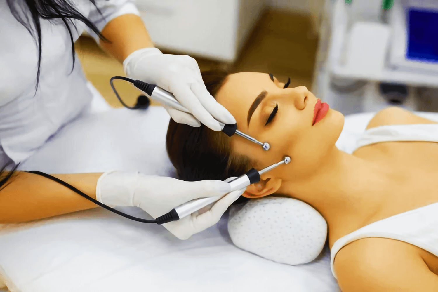 Trattamento di microcorrente viso per ringiovanire e tonificare la pelle in una clinica estetica.