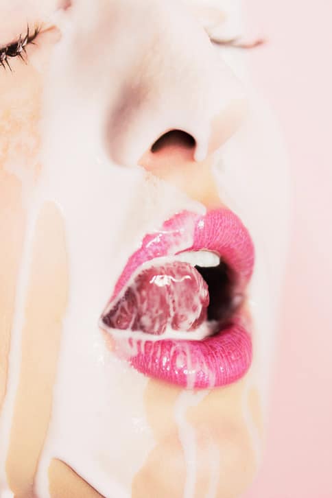 Donna sensuale con labbra rosse e texture cremosa, simbolo di sessualità globale.