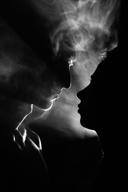 Due volti avvolti nel fumo si sfiorano in un’atmosfera di seduzione olfattiva in stile Pommenor.