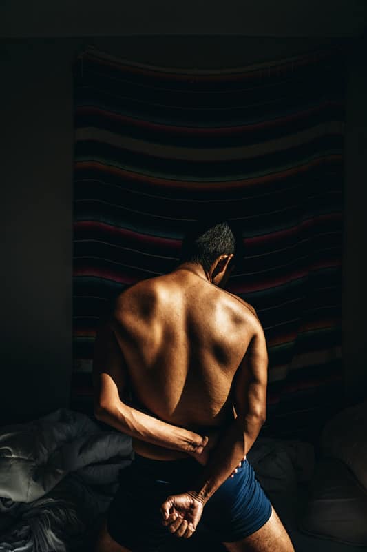 Uomo nudo di spalle in posa seducente, simbolo delle posizioni più utilizzate