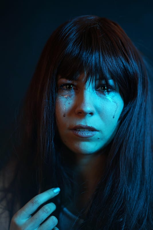 Primo piano di una donna con lacrime sul volto, immagine evocativa della dacrifilia ed emozione erotica.
