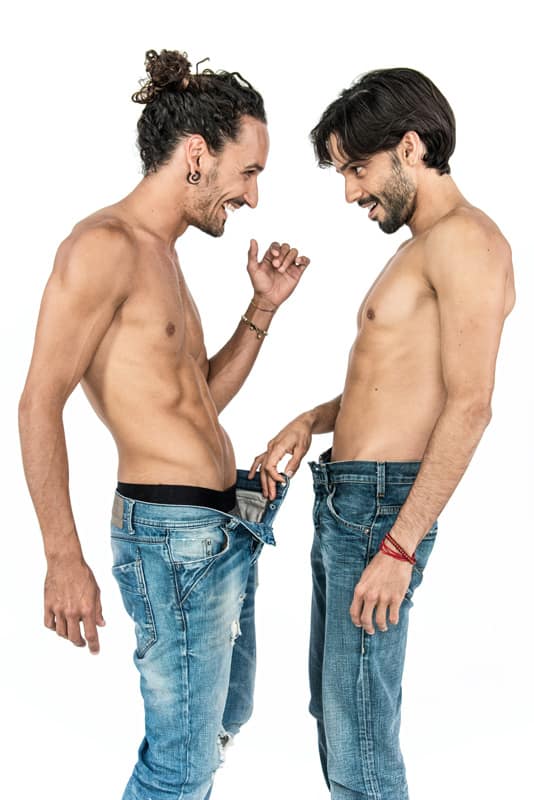 Due uomini a torso nudo in un gesto giocoso e sensuale che richiama il sesso omosessuale secondo la visione Pommenor