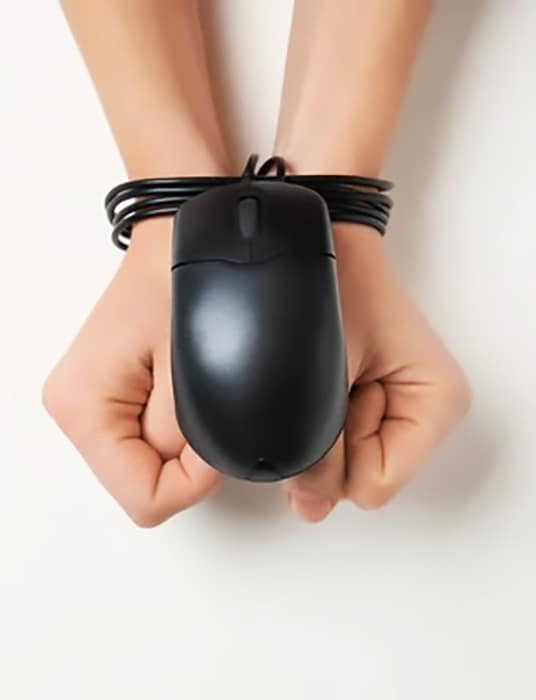 Mani di donna legate con un mouse, simbolo delle donne obbligate a produrre contenuti per OnlyFans.