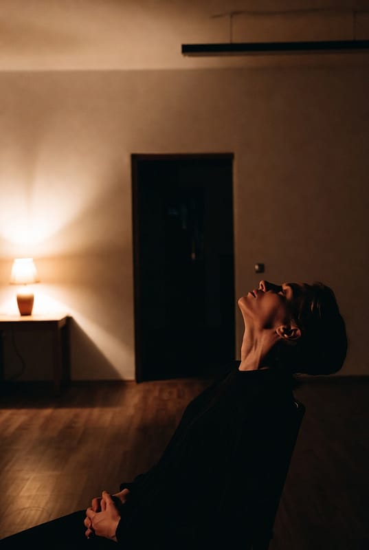 Recessione sessuale e crisi del desiderio: uomo in solitudine in ambiente elegante e sensuale Pommenor