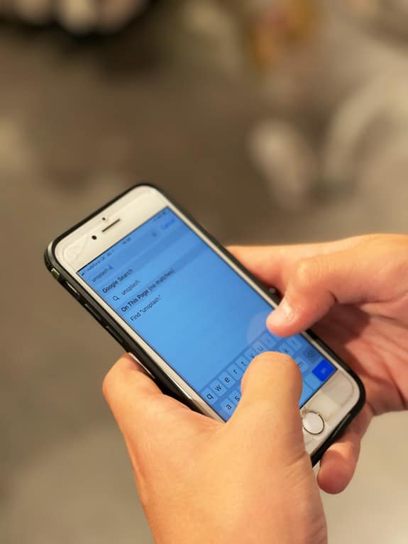 Persona che digita su uno smartphone mentre cerca parole più cercate su Google nel 2024, rilevando tendenze digitali legate al lifestyle Pommenor.