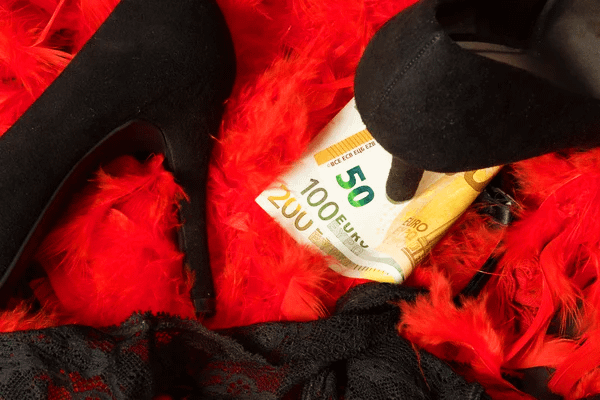 Tacchi alti, lingerie nera e banconote in euro: elementi di un incontro con escort di lusso.