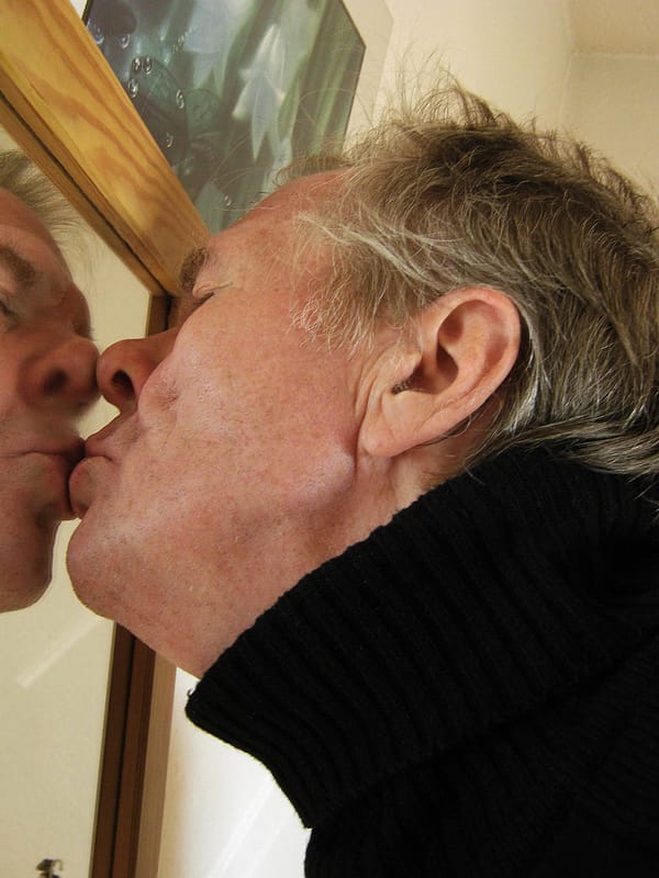 Uomo narcisista in amore che bacia il proprio riflesso – Pommenor