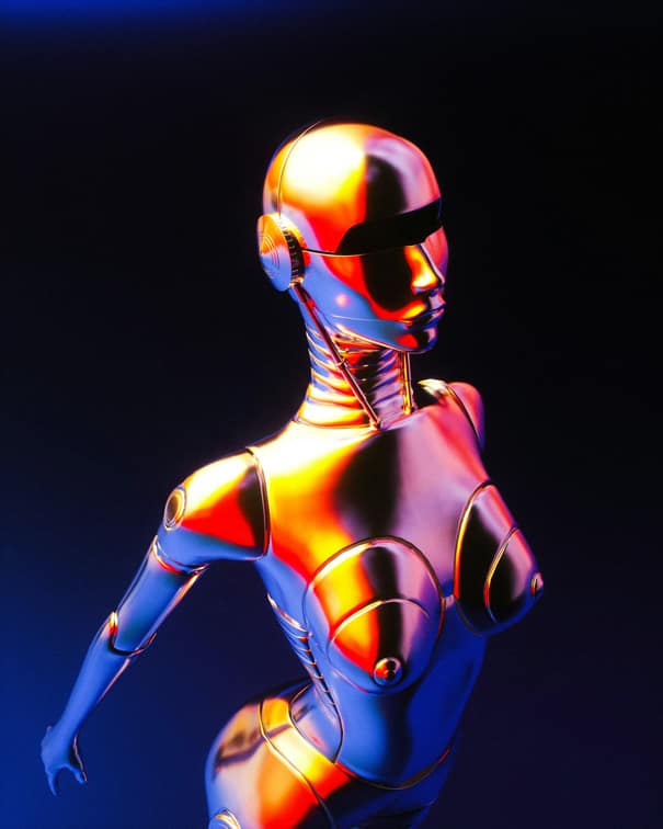 Figura futuristica di un robot cromato che rappresenta l'incontro tra Intelligenza Artificiale ed Erotismo con un tocco artistico.