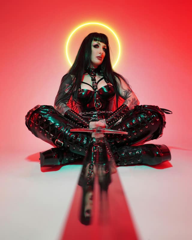 Dominatrice in latex nero, icona dell’edgeplay di lusso proposto da Pommenor