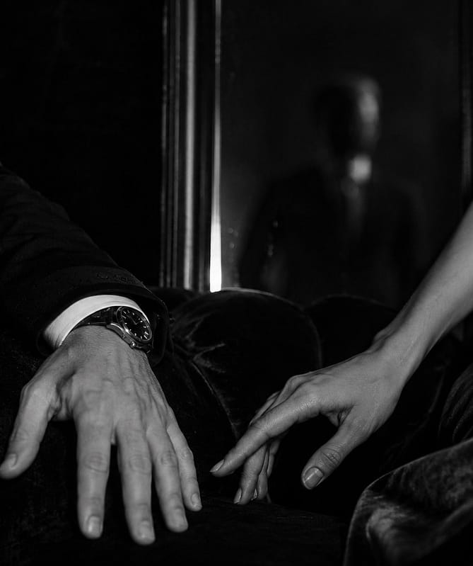 Dettaglio tattile su velluto e mani: suggestione del tema cuckold