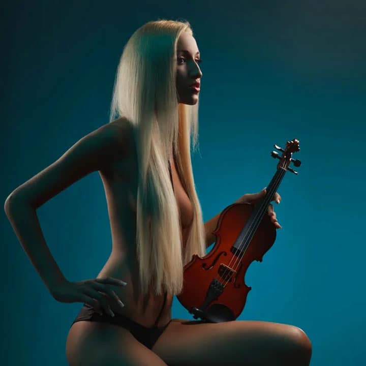 Donna sensuale con violino, simbolo di musica e seduzione