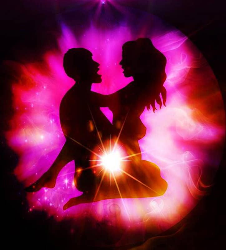 Coppia avvolta da energia luminosa che pratica sesso tantrico, immagine evocativa collegata a Pommenor.