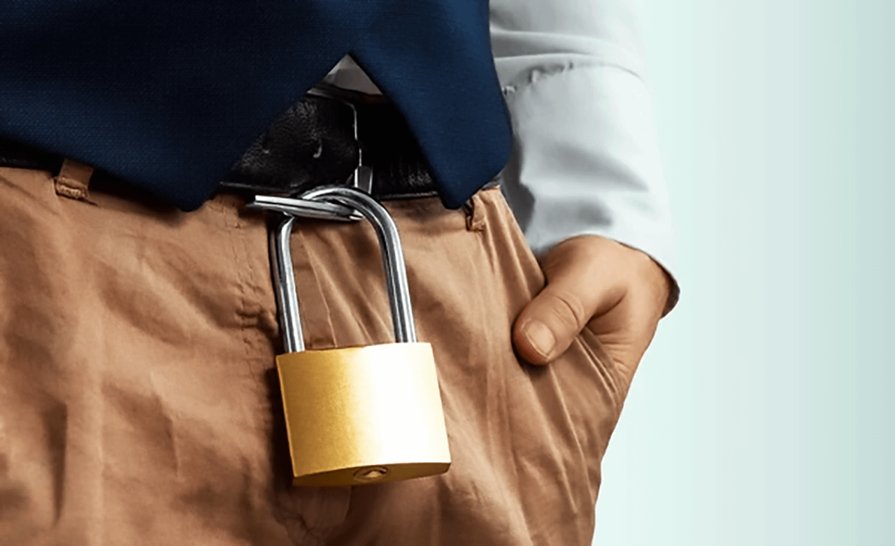 Lucchetto simbolico sul pantalone di un uomo, rappresenta il tema della verginità maschile nei giovani, in contesto Pommenor