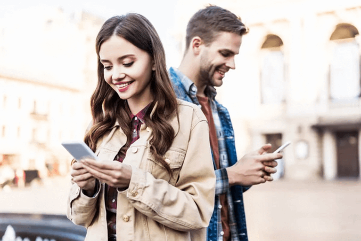 Giovane coppia felice che usa il telefono, simbolo di connessioni create con frasi per conquistare in chat.