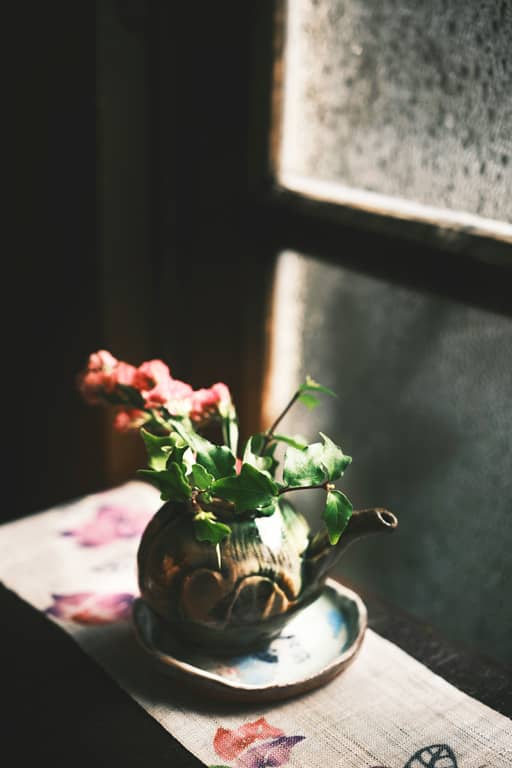 Teiera giapponese con fiori, simbolo di eleganza e atmosfera nella prima osteria giapponese di Bari.