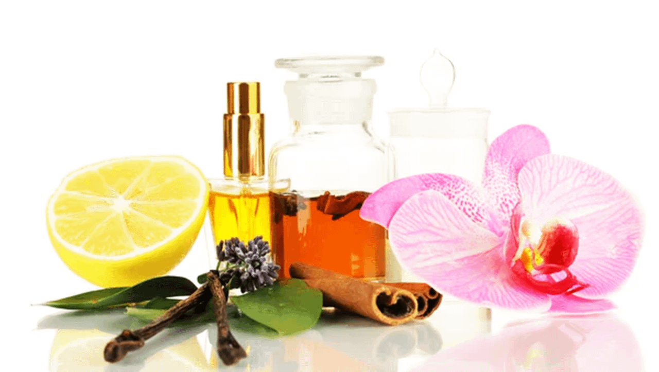 Bottiglie di profumi esperidati con limone, orchidea e cannella, per un tocco di lusso. Pommenor.