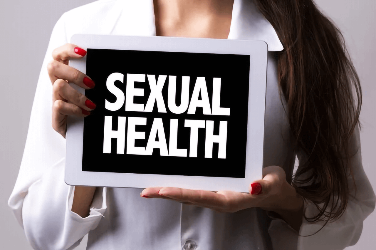 Donna in camice bianco tiene un tablet con il testo