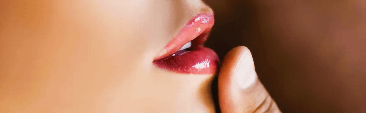 Dettaglio di un bacio legato alle sfide sessuali.