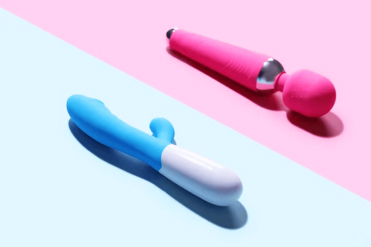 Vibratori su sfondo rosa e blu, sex toys per il piacere sessuale femminile
