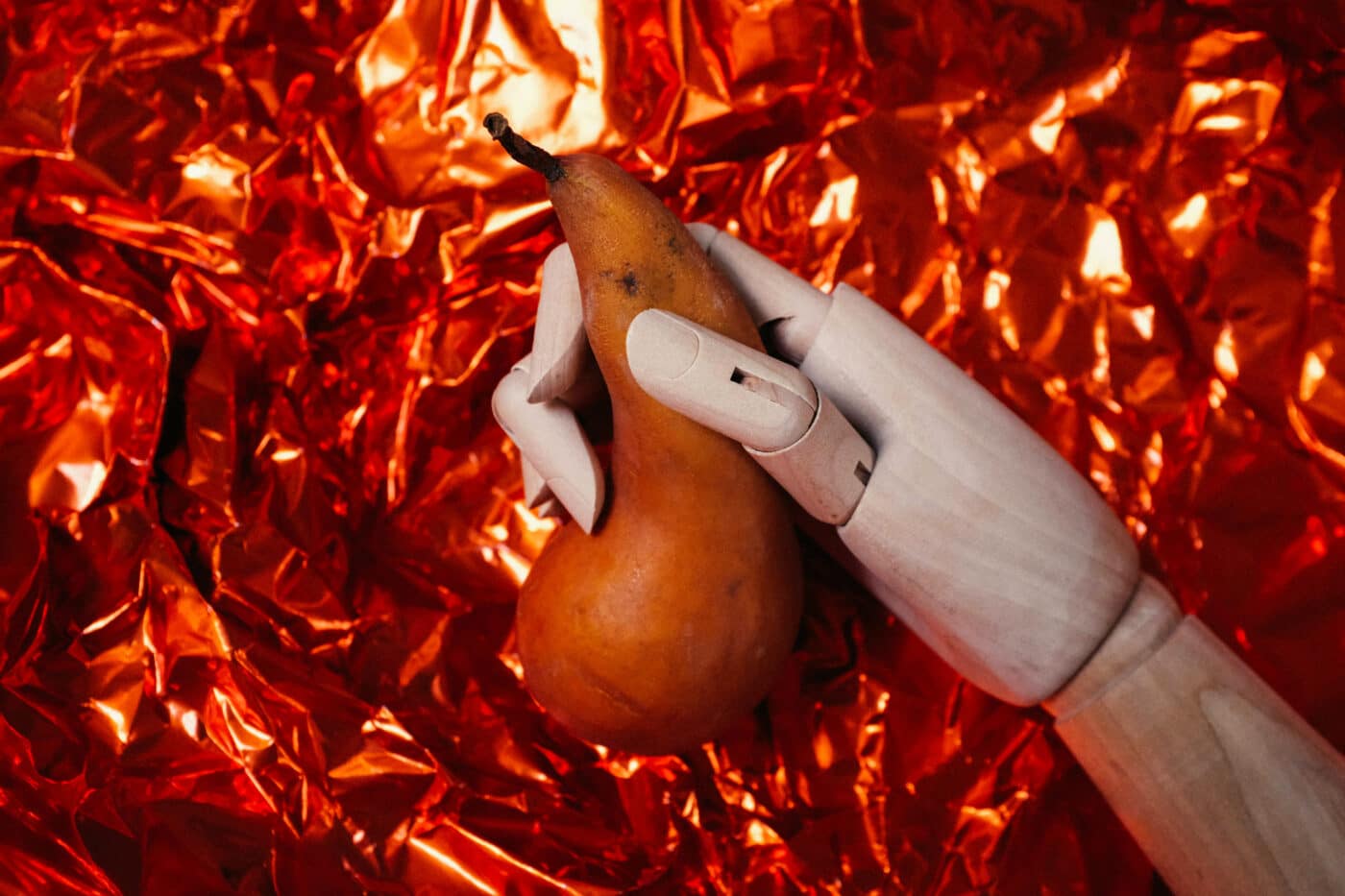 Mano artificiale che tiene una pera, rappresentazione simbolica delle tendenze sessuali 2024.