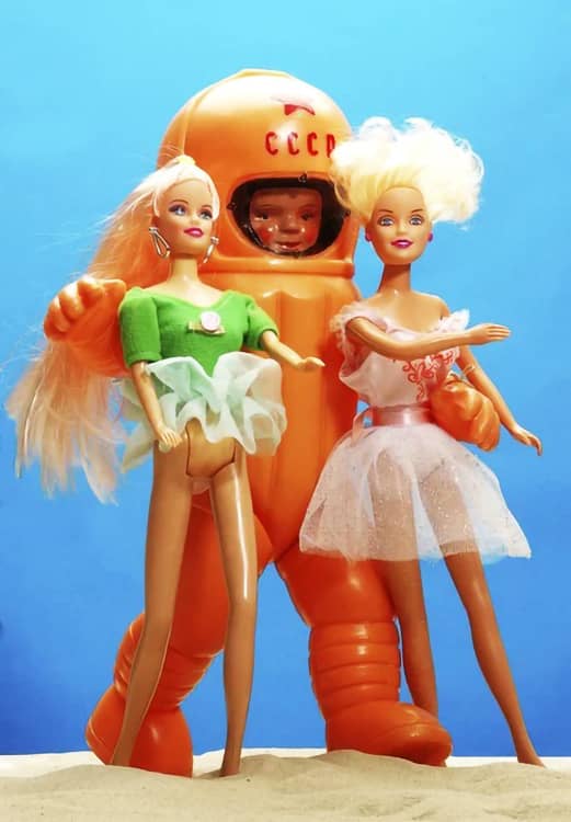 Astronauta sovietico con due bambole che simboleggiano un threesome - immagine creativa collegata a Pommenor.