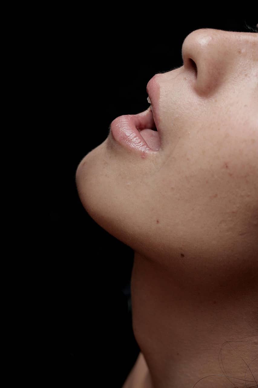 Primo piano sensuale di una bocca aperta, simbolo degli effetti dell'orgasmo sul corpo e sulla mente – Pommenor.