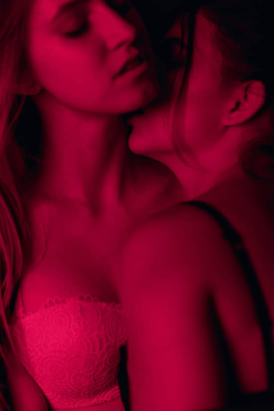 Due donne si abbandonano a fantasie sessuali in un'atmosfera sensuale e misteriosa, ispirate dallo stile esclusivo di Pommenor.