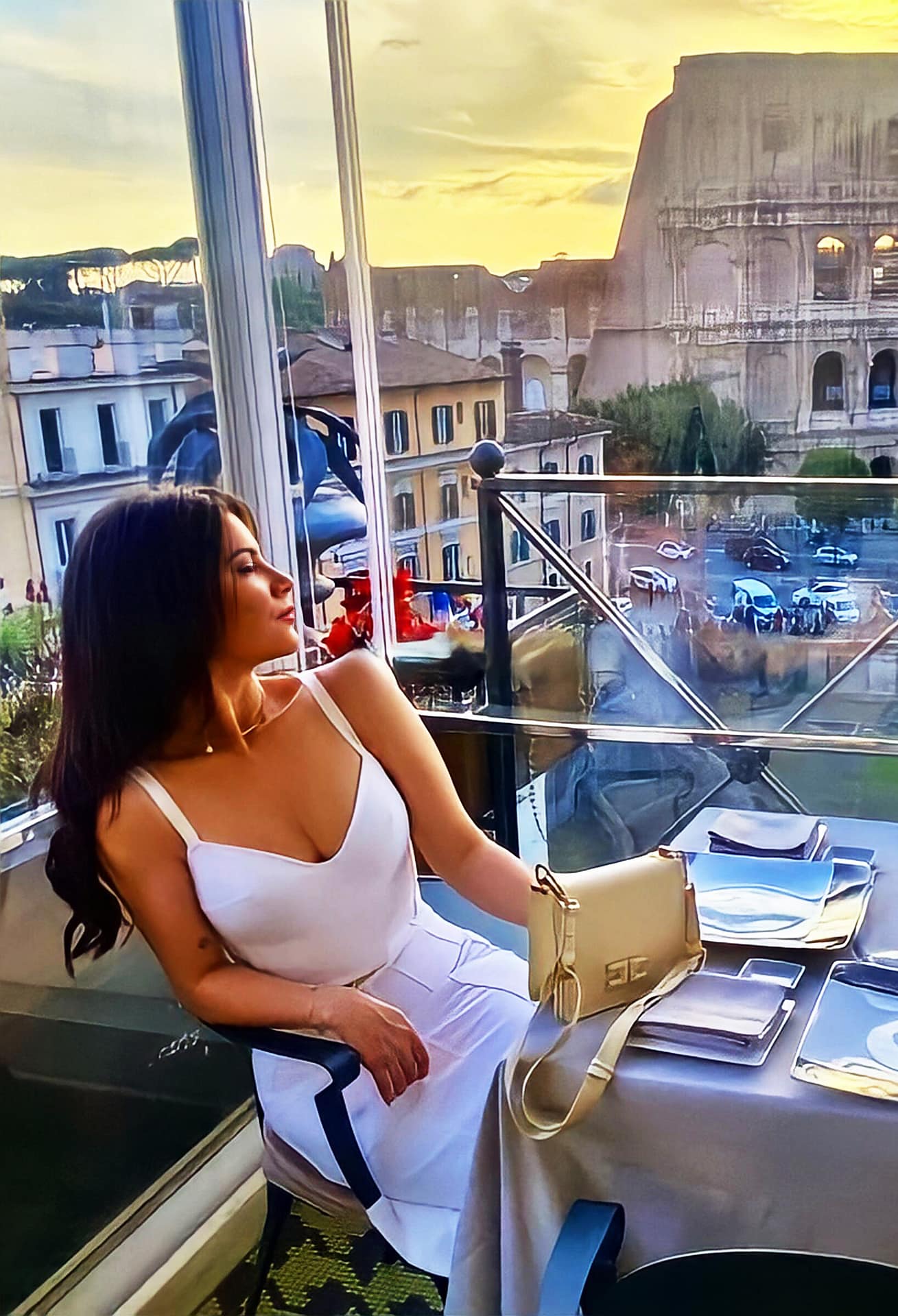 Donna elegante in abito bianco con vista sul Colosseo - blog Pommenor sito escort