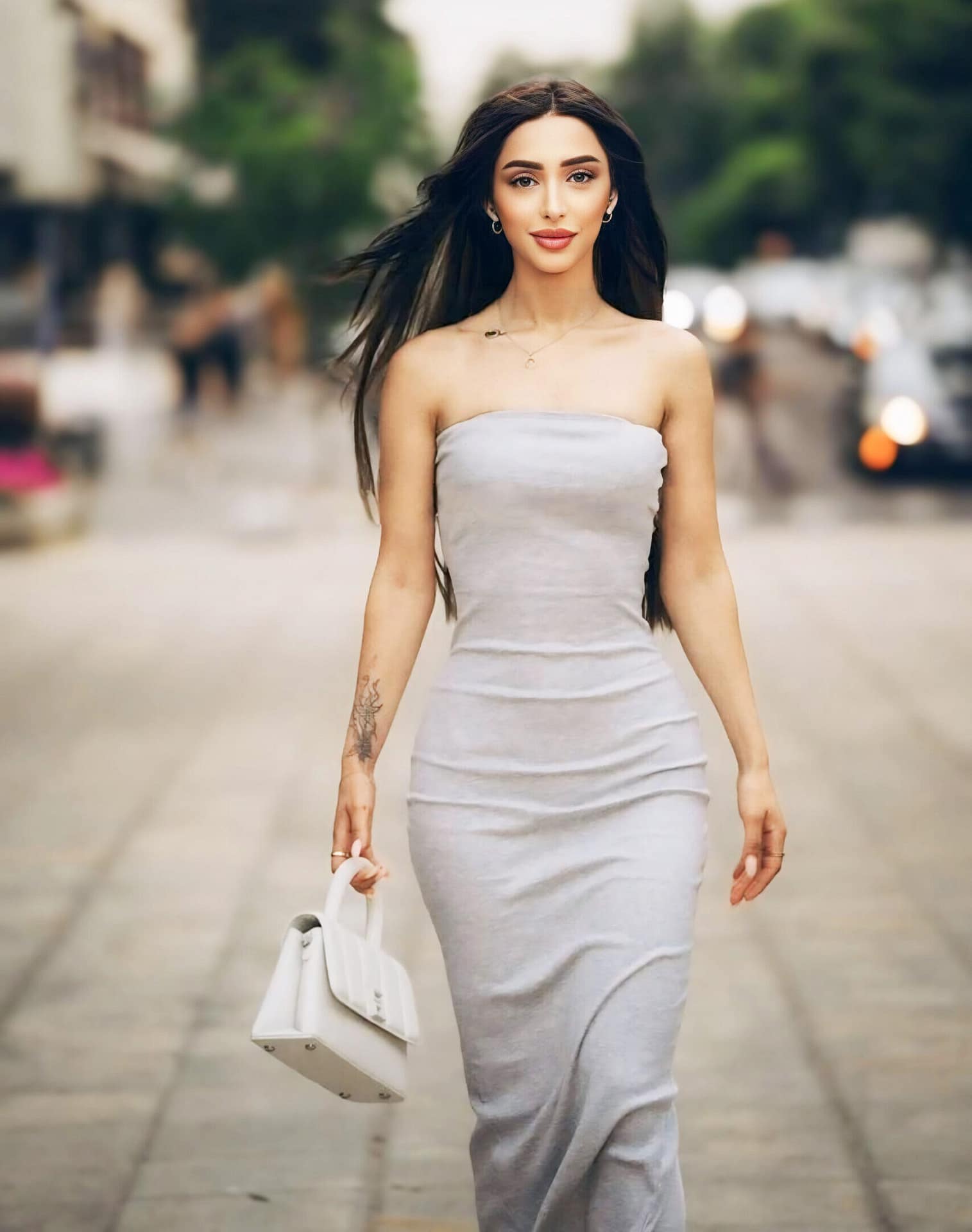 katia Ragazza elegante con abito grigio mentre cammina in città - blog Pommenor sito escort