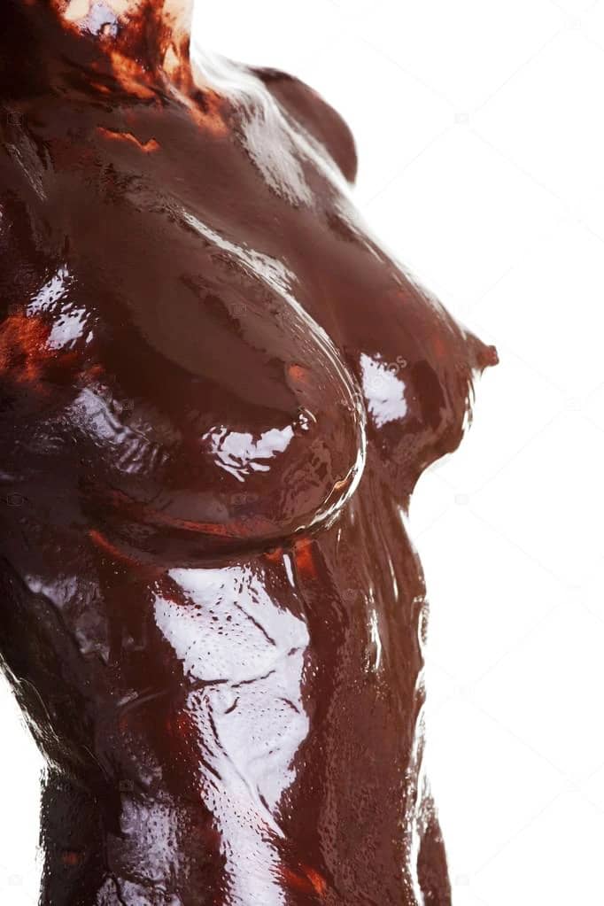 Corpo femminile ricoperto di cioccolato lucido – pratica sploshing raffinata ispirata al mondo Pommenor
