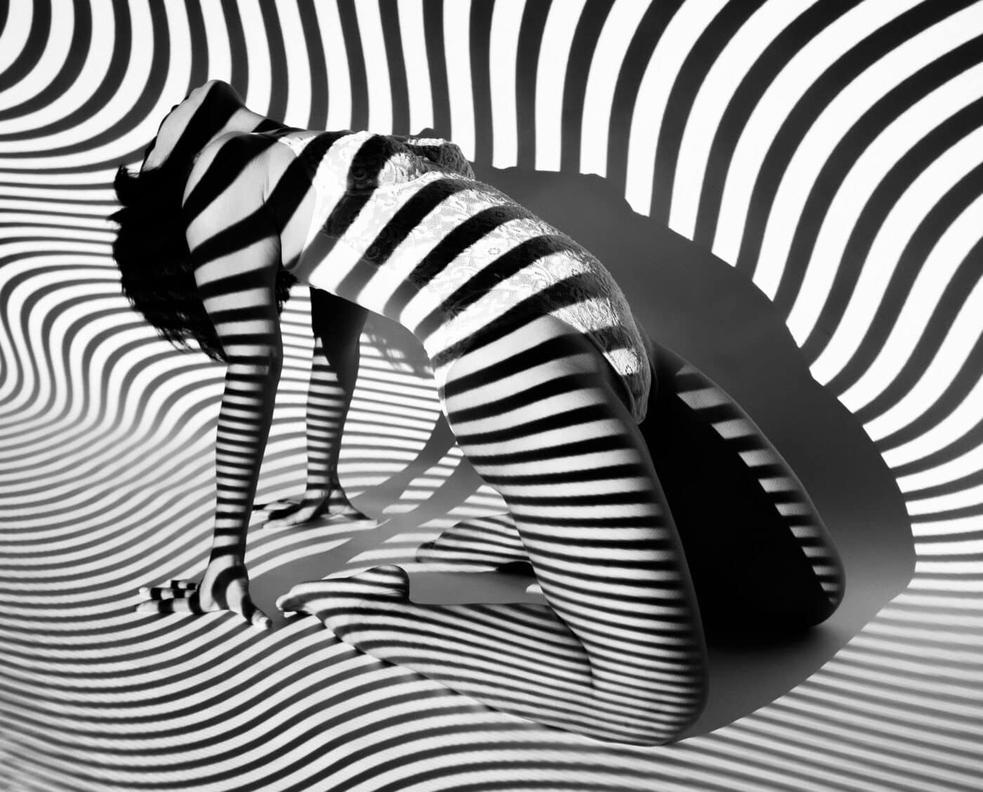 Donna in lingerie immersa in luci ipnotiche in una scena sensuale di hypnosex – Pommenor