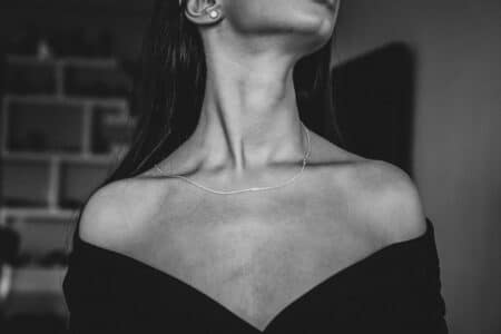 dettaglio sensuale di donna elegante con collana, simbolo di fascino e raffinatezza delle escort di lusso Roma Pommenor