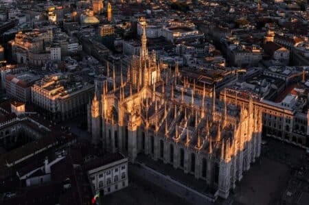 Veduta aerea del Duomo al tramonto, emblema del lusso e dell’atmosfera esclusiva legata al mondo delle escort di lusso Milano promosse da Pommenor.