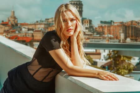 escort di lusso Roma Pommenor su terrazza elegante con vista sulla città eterna