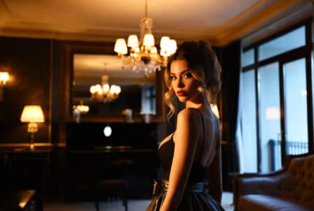 Donna elegante in un ambiente raffinato, perfetta per rappresentare un incontro con un’escort a Lugano su Pommenor.