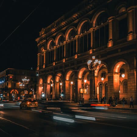 Scena notturna elegante nel centro di Bari, simbolo del fascino mediterraneo e della vita raffinata delle escort a Bari su Pommenor.