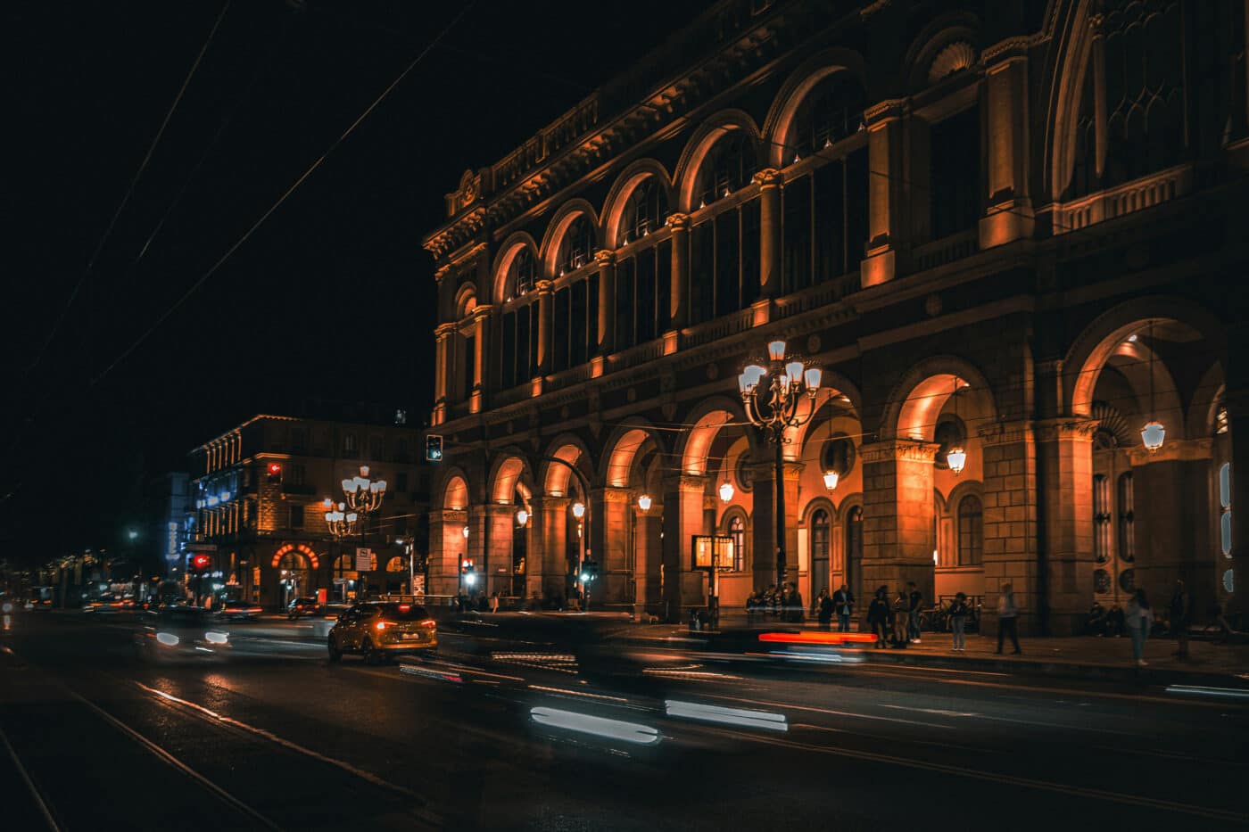 Scena notturna elegante nel centro di Bari, simbolo del fascino mediterraneo e della vita raffinata delle escort a Bari su Pommenor.