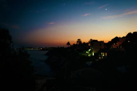 Tramonto elegante sulla costa mediterranea che richiama il fascino autentico delle escort in Puglia su Pommenor, tra lusso e discrezione.