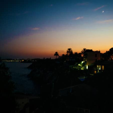 Tramonto elegante sulla costa mediterranea che richiama il fascino autentico delle escort in Puglia su Pommenor, tra lusso e discrezione.