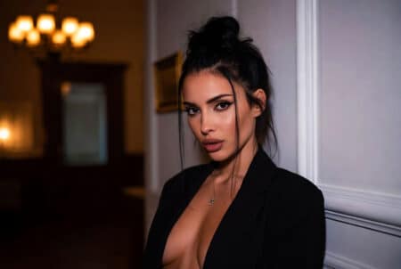 Donna elegante in primo piano, look sensuale e sofisticato, ritratto perfetto per presentare un’escort a Lugano su Pommenor.