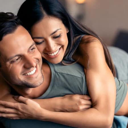 Atmosfera elegante e sensuale che rappresenta il pegging in un ambiente raffinato nello stile Pommenor